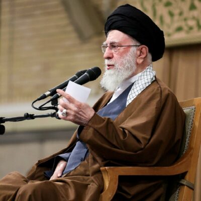 Copertina di Attacco all’Iran, il colloquio con Mohsen Kadivar, ayatollah in esilio: “Il dopo-Khamenei è in mano ai pasdaran”
