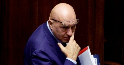 Copertina di Crosetto torna, italiani nel panico a Dubai