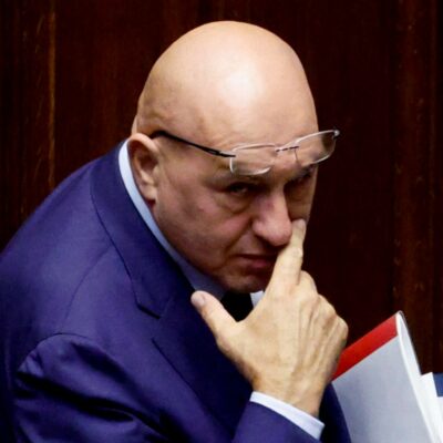 Copertina di Crosetto torna, italiani nel panico a Dubai