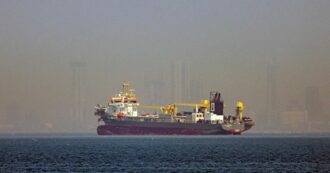 Stretto di Hormuz chiuso, 150 petroliere ferme e due colpite da attacchi. Maersk ferma il transito delle sue navi