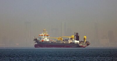 Copertina di Stretto di Hormuz chiuso, 150 petroliere ferme e due colpite da attacchi. Maersk ferma il transito delle sue navi