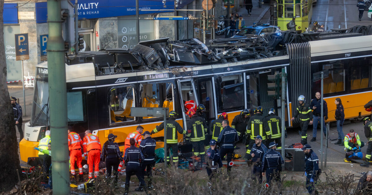 Tram deragliato a Milano, il conducente indagato per disastro ferroviario. Sequestri nella sede Atm Tram deragliato a Milano, il conducente indagato per disastro ferroviario. Sequestri nella sede Atm
