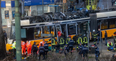 Copertina di Tram deragliato a Milano, il conducente accusato per disastro ferroviario in concorso: verso nuovi indagati. La seconda vittima non è Karim Tourè