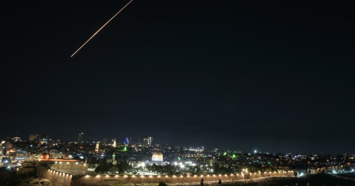 Iran, il conflitto si allarga al Libano. Abbattuti diversi caccia Usa in Kuwait. Trump: “I raid dureranno 4-5 settimane”. Esplosioni a Doha, Dubai e Gerusalemme