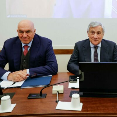 Copertina di Tajani e Crosetto in Parlamento ammettono che il governo non è stato informato: “Usa e Israele hanno deciso in modo riservato”. Scontro frontale con Conte