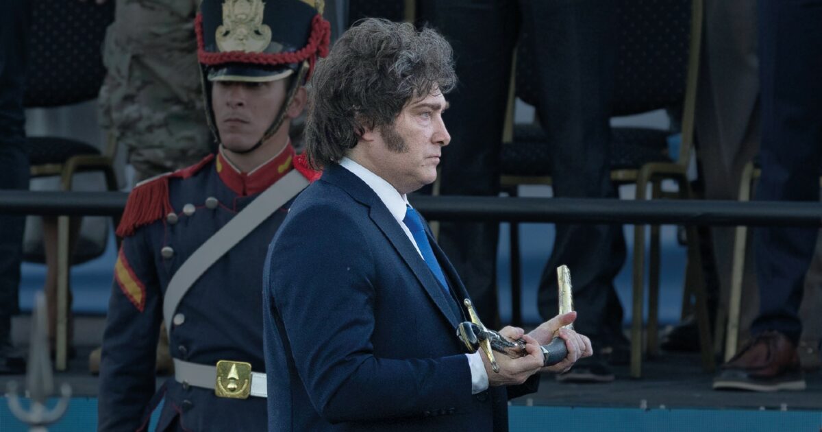 Milei e gli strafalcioni sulla storia. Sciabole da cabaret