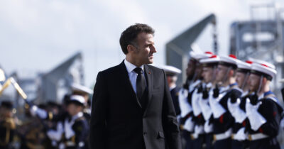 Copertina di Macron annuncia un piano di deterrenza nucleare: “Ho ordinato di aumentare il nostro arsenale, in gioco c’è la sicurezza dell’Europa”