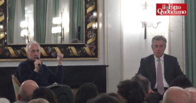 Copertina di “Riforma berlusconiana che ha come padre nobile Licio Gelli”: Travaglio presenta “Perché No – Guida al referendum”