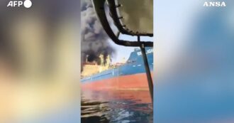 Copertina di Petroliera colpita al largo delle coste dell’Oman: quattro feriti ed equipaggio evacuato – Video