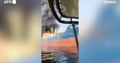 Copertina di Petroliera colpita al largo delle coste dell’Oman: quattro feriti ed equipaggio evacuato – Video