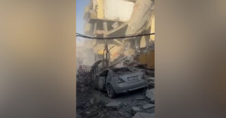 Copertina di Libano, le immagini dei raid israeliani a Beirut: colonne di fumo si alzano dalla capitale