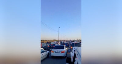 Copertina di Libano, popolazione in fuga dal sud dopo i raid israeliani: strade intasate da auto e scooter