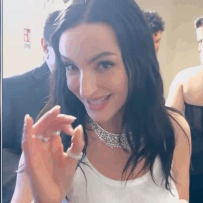 “Carlo Conti è stato un grande, ha messo insieme tutte teste di ca**o come noi”: l’ironia di Arisa a fine Sanremo