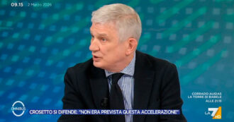 Copertina di Crosetto a Dubai, l’ambasciatore Benassi a La7: “Vicenda poco credibile e imbarazzante. Ha pagato il triplo per tornare? Ridicolo”