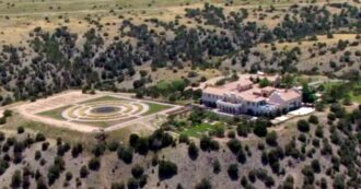 Zorro Ranch, la nuova vita della residenza di Epstein: da villa degli orrori a luogo di ritiro spirituale per cristiani. E ripartono le indagini