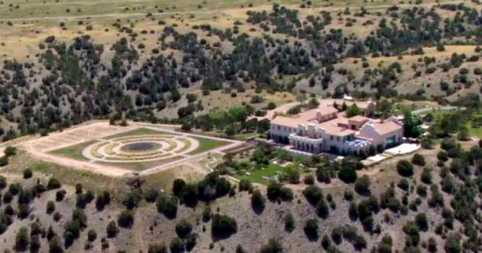 Zorro Ranch, la nuova vita della residenza di Epstein: da villa degli orrori a luogo di ritiro spirituale per cristiani. E ripartono le indagini