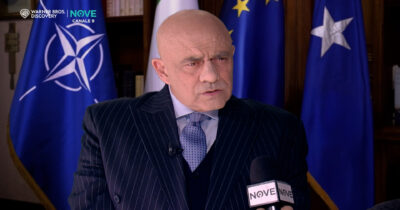 Copertina di Crozza-Crosetto e il rientro in Italia da Dubai: “Io pago tutto tre volte, anche il caffè. La guerra? L’ho saputo dal video di BigMama”