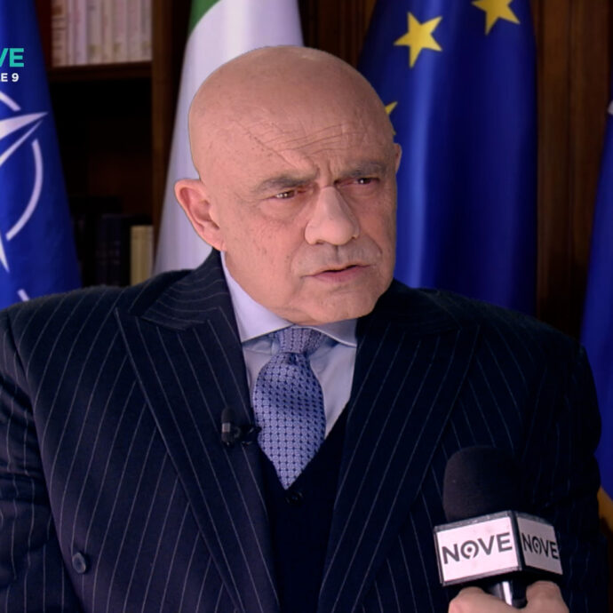 Crozza-Crosetto e il rientro in Italia da Dubai: “Io pago tutto tre volte, anche il caffè. La guerra? L’ho saputo dal video di BigMama”
