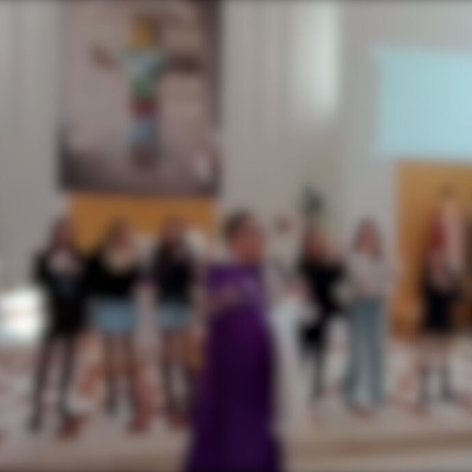 Per sempre sì diventa canto da Santa Messa: bambini e parroco si scatenano in chiesa sulle note di Sal Da Vinci