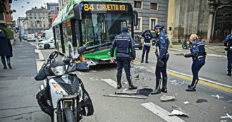 Copertina di Autobus travolge una moto in centro a Milano: 4 feriti, nessuno grave