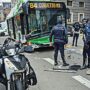 Copertina di Autobus travolge una moto in centro a Milano: 4 feriti, nessuno grave