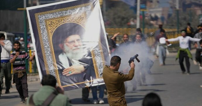 Attacco all’Iran, la guerra si allarga al Libano. E i Pasdaran annunciano: “Colpito l’ufficio di Netanyahu”. Abbattuti diversi caccia Usa in Kuwait