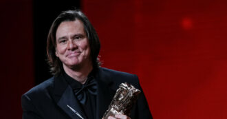 “Quello non è Jim Carrey, ma un suo clone”: la partecipazione dell’attore “irriconoscibile” ai Cesar Awards scatena le teorie complottiste