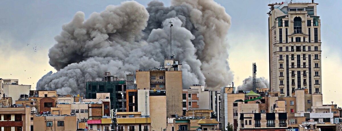 Copertina di "Stiamo massacrando l'Iran": Trump non esclude l'invio di soldati. I Pasdaran: "Chiuso lo stretto di Hormuz". La guerra si allarga: Israele bombarda il Libano | Drone colpisce a Cipro