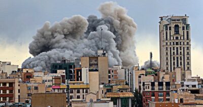 Copertina di Attacco all’Iran, Trump non esclude invio di soldati: “Li stiamo massacrando”. La guerra si allarga: Israele bombarda il Libano, caccia Usa abbattuti in Kuwait | Drone colpisce la base britannica a Cipro