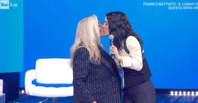 Copertina di Levante bacia Mara Venier a Domenica In: “Non c’è stata censura, ci sono altre questioni importanti per cui batterci”