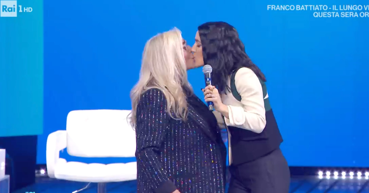 levante bacia mara venier a domenica in non c8217232 stata censura ci sono altre questioni importanti per cui batterci da Ilfattoquotidiano.it levante bacia mara venier a domenica in non c8217232 stata censura ci sono altre questioni importanti per cui batterci