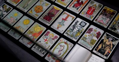 Copertina di Altro che Tarocchi: le carte sono preziose opere d’arte. La recensione della mostra all’Accademia Carrara di Bergamo