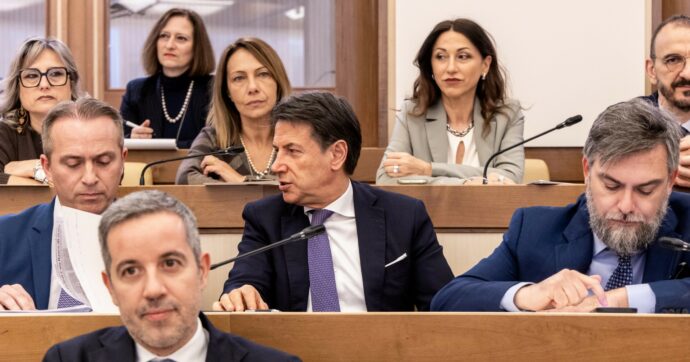 Silenzi e liti: il ring in Senato ora riunisce le opposizioni che vogliono stanare Giorgia