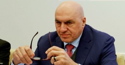 Copertina di Crosetto a Dubai, il mistero del venerdì: l’‘impegno istituzionale’ e le ‘ferie-lavoro’. Ecco tutto ciò che non torna