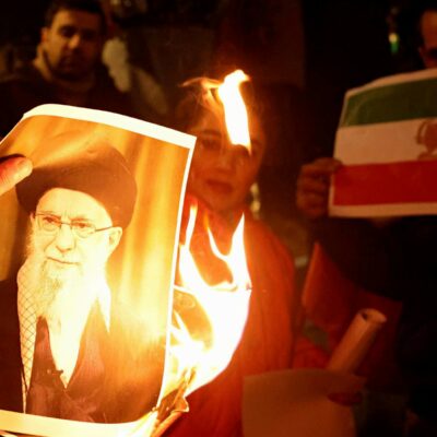 Copertina di Intervista alla scrittrice Mahsa Mohebali: “In Iran dobbiamo iniziare a lavorare fin da ora per una Repubblica democratica”