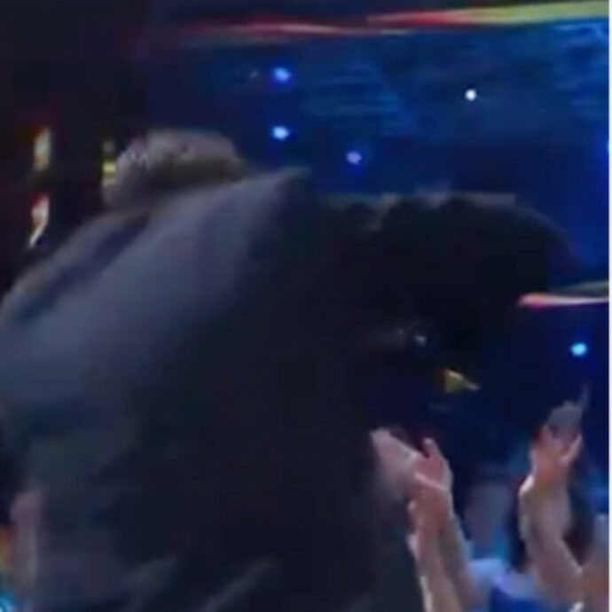 Sal Da Vinci cade dal palco, poi regala un anello a Mara Venier e la bacia sulla bocca: lo show del vincitore di Sanremo a “Domenica In”