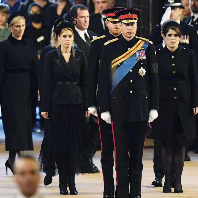 “Il principe William ha preso in mano la situazione e ora vince la linea dura: le cugine Beatrice ed Eugenia escluse da tutti gli eventi ufficiali”. I retroscena