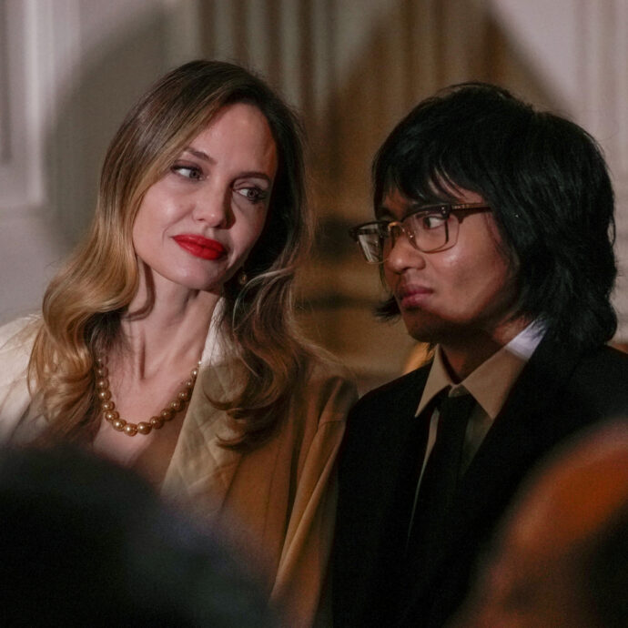 Maddox, il figlio di Angelina Jolie e Brad Pitt elimina definitivamente il cognome del padre dal suo nome: ecco come si fa chiamare nei titoli di coda del film Couture