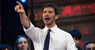 Copertina di “Sto già pedalando e studiando per Sanremo 2027. Ci sono molte cose da fare. Il gesto di Carlo Conti lo terrò sempre nel cuore”: così Stefano De Martino al Tg1