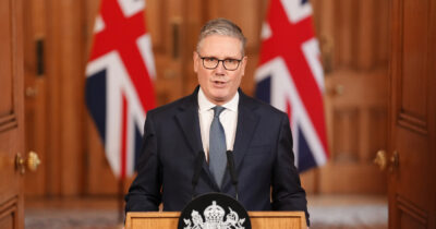 Copertina di Il Regno Unito manda i rinforzi a Cipro: una nave ed elicotteri anti-drone. Macron invia la Charles de Gaulle