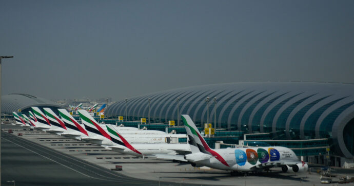 Guerra in Iran, cancellati già oltre 12.300 voli: è la più grande interruzione del trasporto aereo dai tempi del Covid