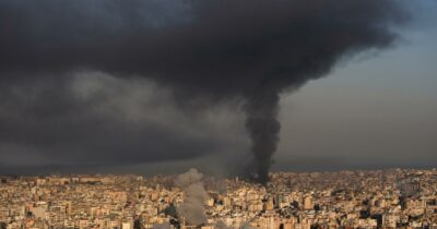 Copertina di Bombe sull’Assemblea mentre elegge il successore di Khamenei. Trump: "L'Iran non ha più Marina, Aviazione e difese aeree" | L'Aiea: "Nessuna prova di programmi per armi nucleari"