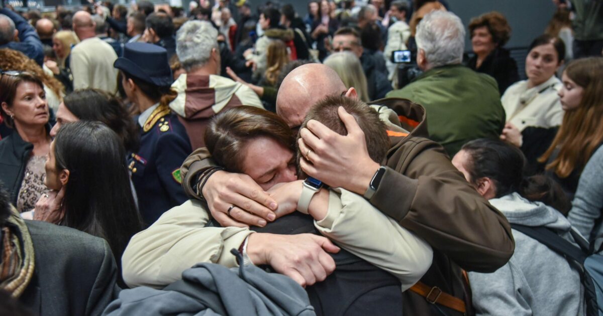 rientrati in italia i 200 studenti bloccati a dubai 200 stata dura ci siamo ritrovati di colpo in territorio di guerra