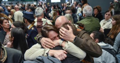 Copertina di Rientrati in Italia i 200 studenti bloccati a Dubai: “È stata dura, ci siamo ritrovati di colpo in territorio di guerra”