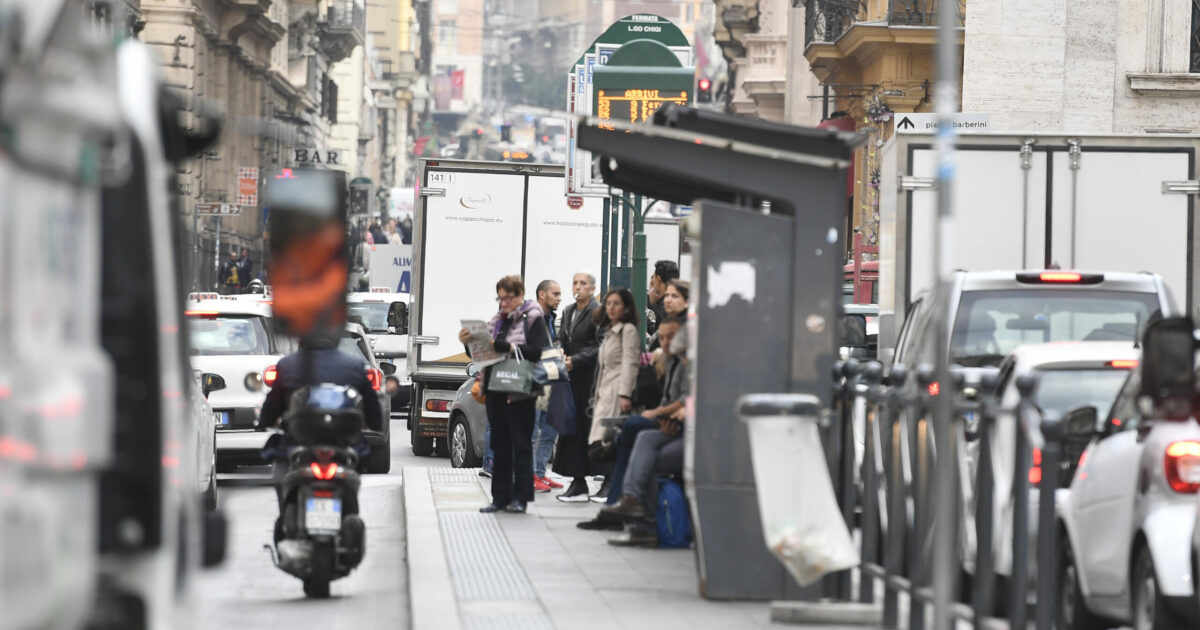 allarme vicino a palazzo chigi per un trolley sospetto strada chiusa per l8217intervento degli artificieri