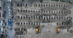 Copertina di Folla ai funerali delle 165 vittime della scuola femminile: video. L’Onu chiede un’indagine imparziale