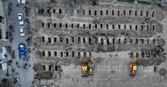 Iran, i funerali delle 165 vittime del raid che ha colpito scuola una femminile: sepolte in fossa comune