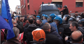 Proteste contro l'America's Cup a Bagnoli, tensione con le forze dell'ordine: agente ferito 