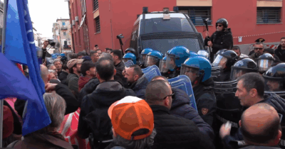 Copertina di Proteste contro l’America’s Cup a Bagnoli, tensione attivisti-forze dell’ordine: agente ferito – Video