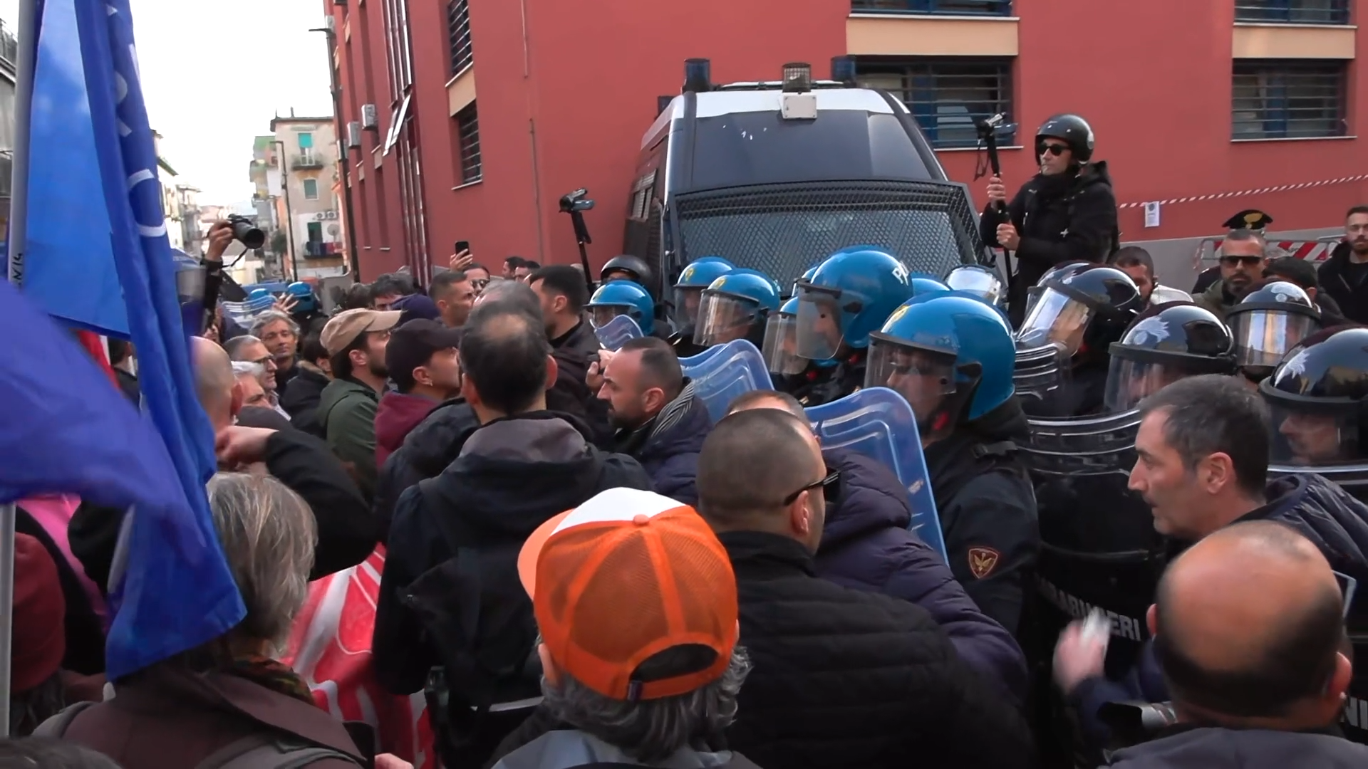 proteste contro l8217america8217s cup a bagnoli tensione attivisti forze dell8217ordine agente ferito 8211 video da Ilfattoquotidiano.it proteste contro l8217america8217s cup a bagnoli tensione attivisti forze dell8217ordine agente ferito 8211 video